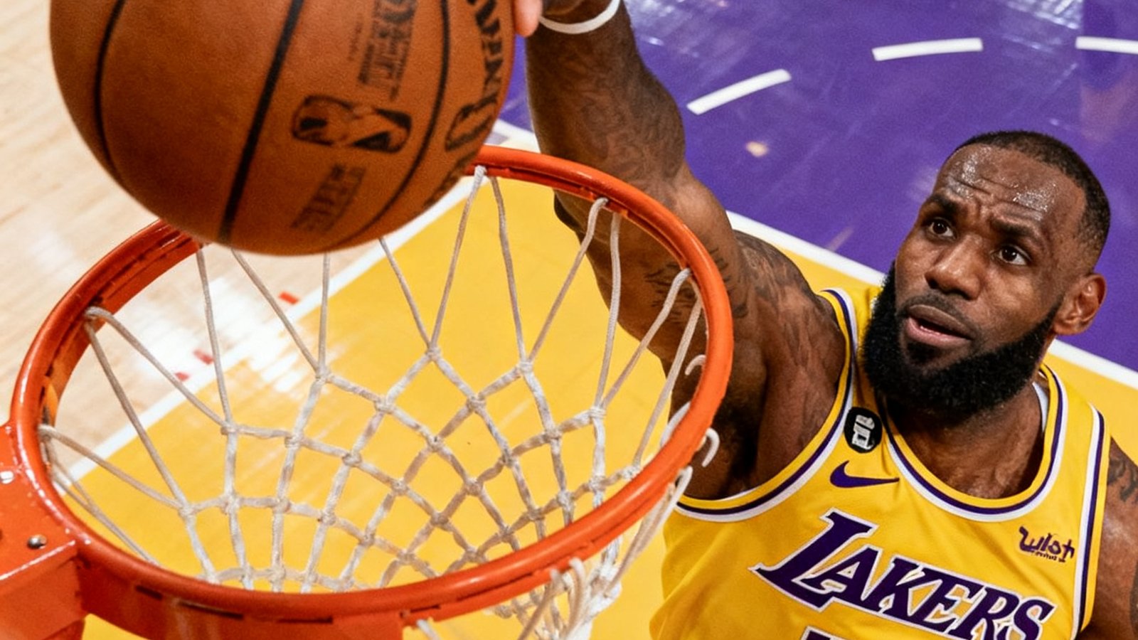 NBA湖人队对阵勇士队的单进球慢动作回放封面,湖人球员突破上篮,篮球在指尖旋转后入筐的精彩定格画面。